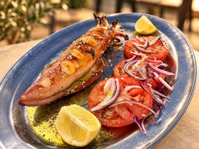 Calamar al espeto con tomate y limón
