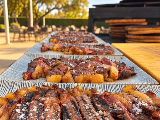 Carne a la parrilla cortada y servida con patatas